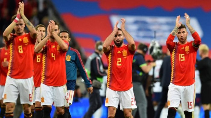 Pemain Timnas Spanyol memberikan tepuk tangan kepada suporter setelah partai UEFA Nations League lawan Inggris di Stadion Wembley, London, pada Sabtu (8/9/2018).