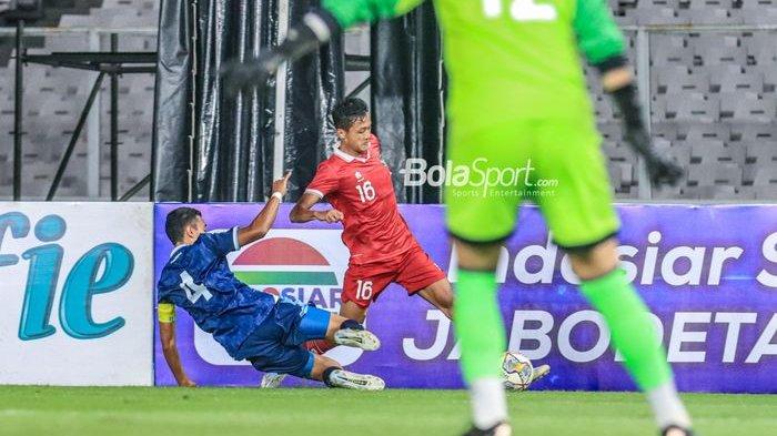 Pemain timnas U-20 Indonesia, Dony Tri Pamungkas (kanan), sedang menggiring bola saat bertanding dalam laga turnamen Mini Internasional di Stadion Gelora Bung Karno, Senayan, Jakarta, Selasa (21/2/2023) malam.