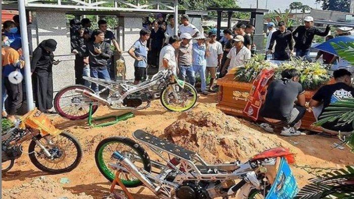 Viral Prosesi Pemakaman Anak Racing Diiringi Geberan Knalpot Motor Drag ...
