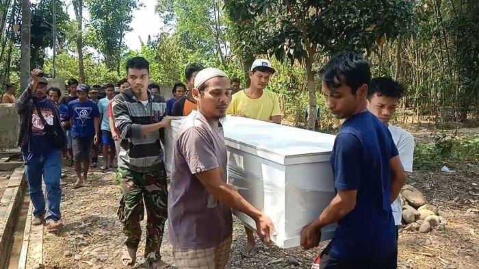 Sejumlah warga menghadiri proses pemakaman jenazah Rika Indriyani, sosok mayat wanita berseragam pramuka yang diduga dibunuh di Pemalang.