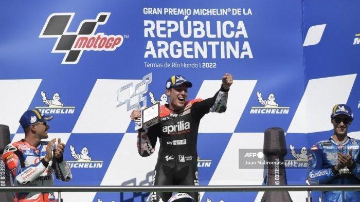 Pembalap Ducati Pramac Racing Spanyol Jorge Martin (kiri), pembalap Aprilia Racing Team Gresini Spanyol Aleix Espargaro (C) dan pembalap Suzuki Ecstar Spanyol Alex Rins (kanan) merayakan podium MotoGP Grand Prix Argentina di sirkuit Termas de Rio Hondo, di Termas de Rio Hondo, di provinsi utara Argentina Santiago del Estero, pada 3 April 2022.