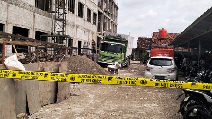 KECELAKAAN KERJA - Lokasi kejadian kecelakaan kerja proyek pembangunan Gedung RS PKU Muhammadiyah Blora, Sabtu (8/2/2025). Ada belasan pekerja yang menjadi korban kecelakaan kerja itu.(Tribunjateng/Iqbal)