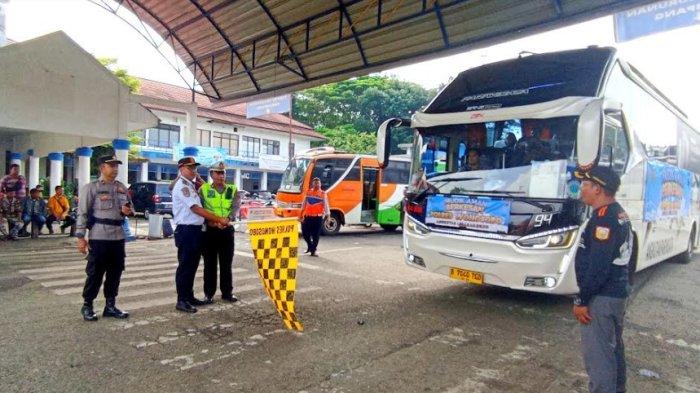 Pemberangkatan penumpang arus balik gratis dari Terminal Mendolo Wonosobo, Jumat (28/04/2023).