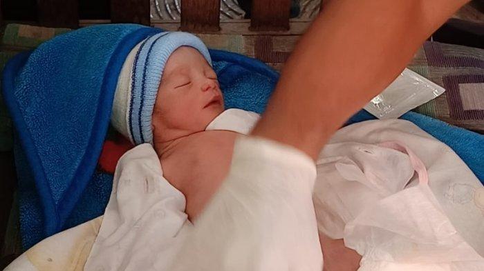 Polisi mendatangi lokasi pembuangan bayi di tempat pembuangan sampah liar di pinggir Jalan Sendang Asri Raya, Kedungmundu, Kecamatan Tembalang atau di area belakang Kampus Unimus, Kota Semarang , Sabtu (20/7/2024).