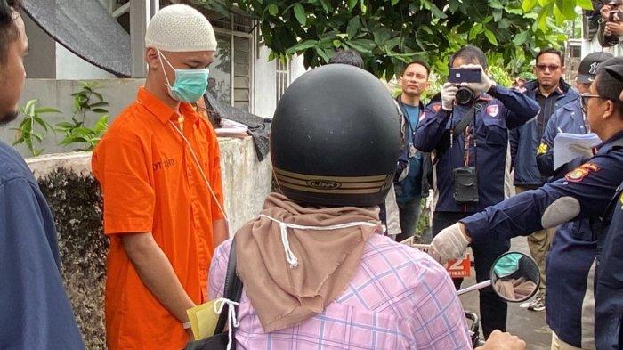 Tersangka pembunuhan seorang mahasiswi di kontrakan di Sukmajaya, Depok Argiyan Arbirama, sedang menjalani rekonstruksi adegan di Tempat Kejadian Perkara (TKP), Selasa (23/1/2024).