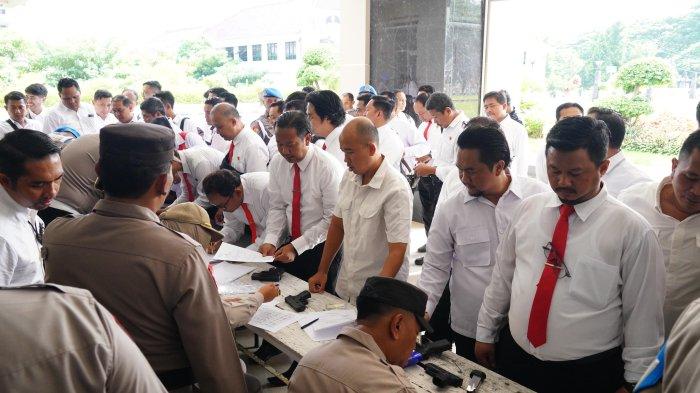 Anggota kepolisian mengikuti pemeriksaan senjata api di Mapolda Jawa Tengah, Kota Semarang, Senin (23/12/2024).