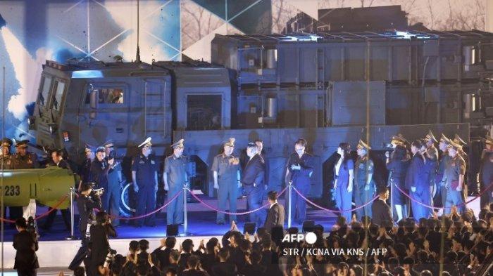 Gambar yang diambil pada 4 Agustus 2024 dan dirilis oleh Kantor Berita Pusat Korea (KCNA) resmi Korea Utara melalui KNS pada tanggal 5 Agustus menunjukkan pemimpin Korea Utara Kim Jong Un (tengah) menghadiri upacara penyerahan peluncur rudal balistik taktis tipe baru ke Korea Utara. unit militer perbatasan, di Pyongyang.