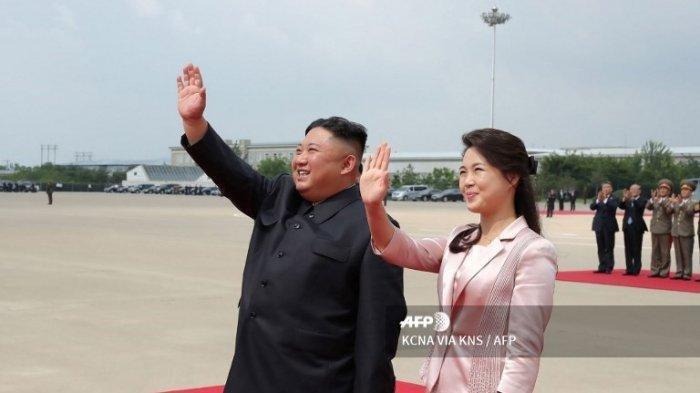 Gambar 21 Juni 2019 ini dirilis dari Kantor Berita Pusat Korea (KCNA) resmi Korea Utara pada 22 Juni 2019, memperlihatkan pemimpin Korea Utara Kim Jong Un (kiri) dan istrinya Ri Sol Ju (kanan) melambai kepada Presiden Tiongkok Xi Jinping dan rekannya. KCNA VIA KNS / AFP