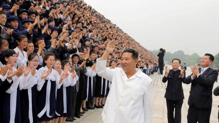 Pemimpin Korea Utara Kim Jong Un melambaikan tangan saat menghadiri sesi foto dengan peserta selama perayaan Hari Pemuda, di Pyongyang, Korea Utara, dalam gambar ini disediakan oleh Kantor Berita Pusat Korea Utara pada 31 Agustus 2021.