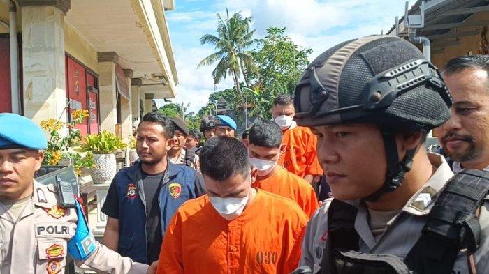 Tiga pria warga negara Meksiko berinisial ACJ (32), MJA (24), DGV (36), saat dihadirkan dalam konferensi pers di Mapolres Badung, Selasa (30/1/2024). Ketigan WN Meksiko ini ditangkap atas kasus penembakan terhadap WN Turki, berinisial TM, di sebuah vila di Kecamatan Mengwi, Badung, Bali.
