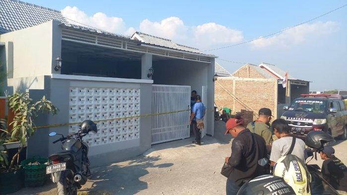 Proses evakuasi jenazah seorang perempuan berinisal W (34) di sebuah rumah di Desa Tempel, Kecamatan Gatak, Kabupaten Sukoharjo, Kamis (24/8/2023). (Istimewa)