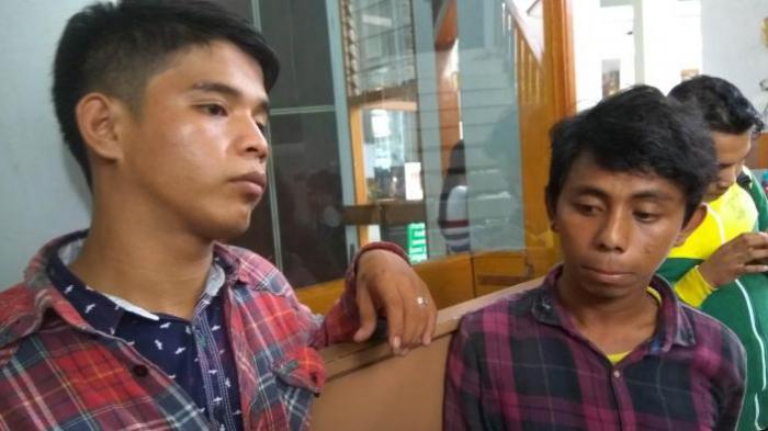 Korban salah tangkap, dua pengamen Cipulir Nurdin Priyanto (26) dan Andro Supriyanto (21) usai sidang putusan di Pengadilan Negeri Jakarta Selatan, Selasa (9/8/2016).