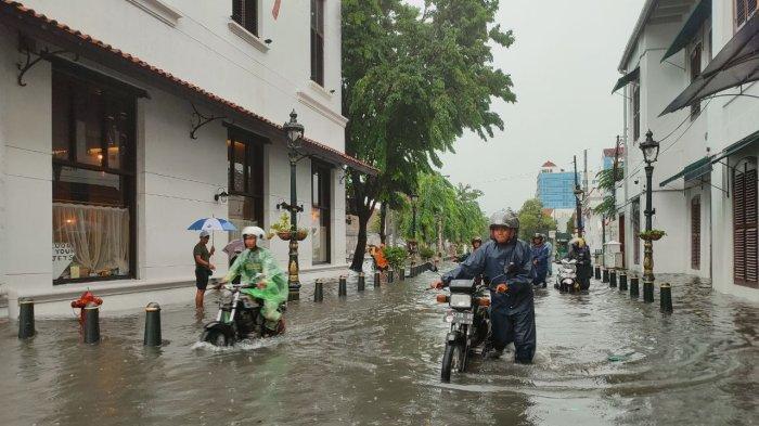 ILUSTRASI Pengendara melitas di jalanan Kota Lama yang tergenang saat terjadi banjir Semarang.