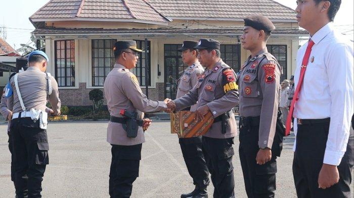 Kapolres Tegal Pimpin Penganugerahan Satyalancana, 88 Personel Terima Penghargaan