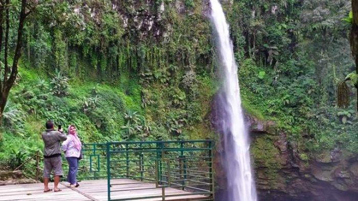 Pengujung saat berfoto dan menikmati keindahan Curug Cipendok, Banyumas, pada Minggu (6/9/2020).
