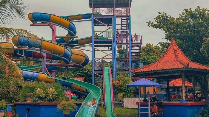 Para pengunjung saat berada di Owabong Purbalingga, Senin (12/4/2022). Obyek Wisata di Purbalingga memanfaatkan bulan Ramadhan untuk bersolek menyambut libur lebaran.