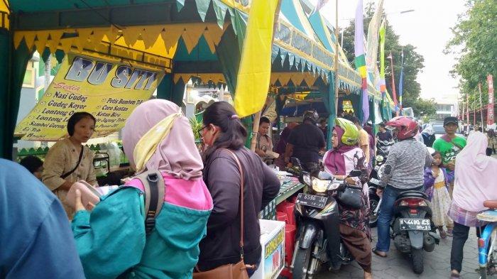 Pengunjung memadati Pasar Jajan Semarang di Sepanjang Jalan Kauman Masjid Kauman Sentra Makanan Takjil Semarang, Sabtu (11/5/2019)
