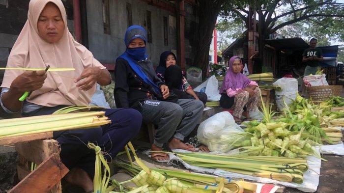 Penjual selongsong ketupat musiman di sekitar Pasar Bulu Semarang tampak sedang membuat selongsong ketupat, Rabu (26/4/2023).