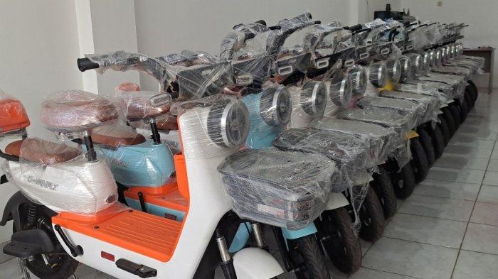Penjualan sepeda listrik UWinfly di Purwokerto, Minggu (19/3/2023). 