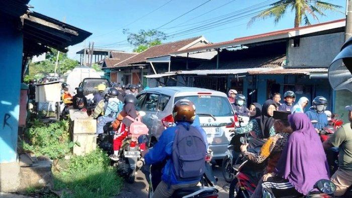Pemerintah Kabupaten Kendal melalui Dinas Perhubungan melakukan penutupan akses jalan Boja-Semarang, tepatnya di perempatan Jamban. Penutupan jalan disebabkan karena adanya perbaikan saluran irigasi gorong-gorong, Rabu (22/11).