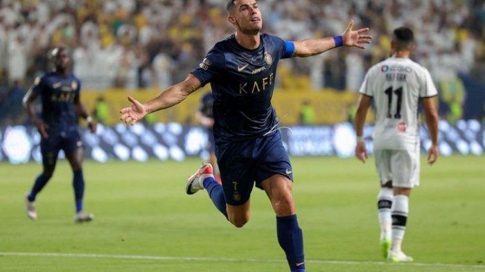 Penyerang Al Nassr, Cristiano Ronaldo, merayakan gol yang ia cetak ke gawang Al Shabab dalam laga pekan keempat Liga Arab Saudi 2023-2024 yang digelar di Stadion Al Awal Park, Riyadh, pada Selasa (29/8/2023) malam waktu setempat. Ronaldo yang mencetak dua gol penalti dalam laga Al Nassr vs Al Shabab punya kans hattrick, tetapi merelakan penalti ketiga kepada rekan setimnya.