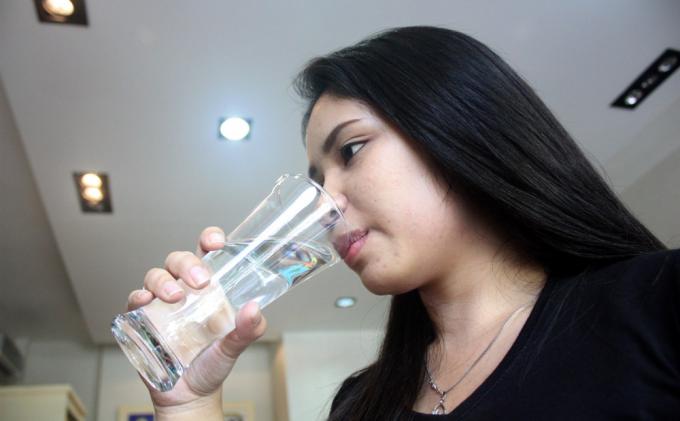 SEGAR - Seorang perempuan meminum segelas air putih untuk melepas dahaga. Air putih yang diminum rutin dan sesuai kebutuhan dapat membantu memaksimalkan kerja organ dalam tubuh. Air putih juga membantu proses pencernaan, menyebarkan nutrisi dalam tubuh, dan mencegah terjadinya batu ginjal.