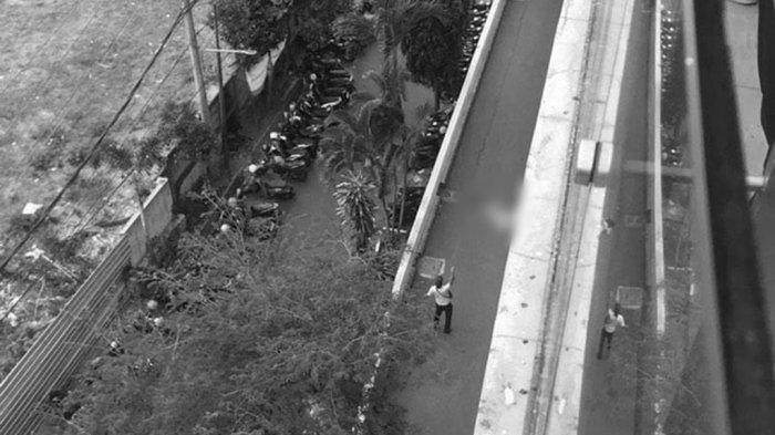 Kejadian seorang perempuan pengunjung Mall Paragon Semarang terjatuh dari lantai atas ke bawah area parkiran dekat sepeda motor, Selasa 10 Oktober 2023.