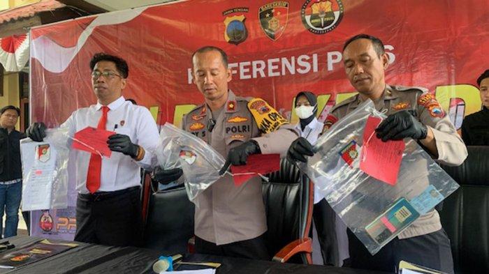 Wakapolres Kendal, Kompol Edy Sutrisno, memperlihatkan barang bukti dari kasus orderan fiktif pada saat press release di Mapolres Kendal, Senin (29/1). 
