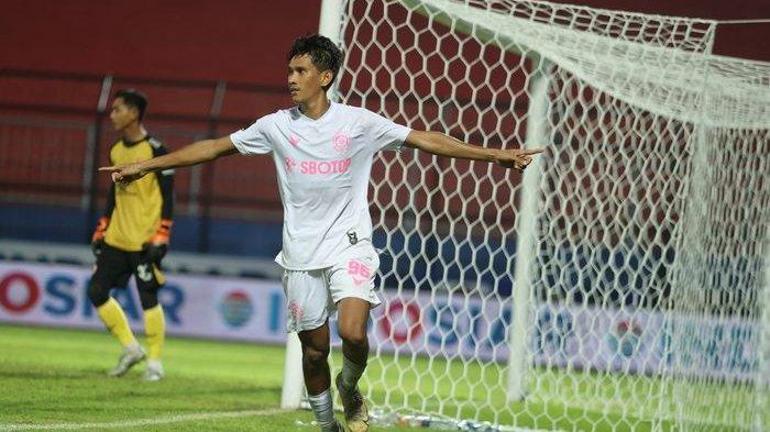 Selebrasi Ryan Kurnia usai mencetak gol kemenangan Persikabo 1973 atas PSM Makassar