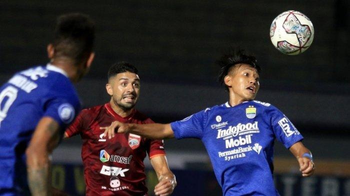 Gelandang Persib Bandung Beckham Putra Nugraha menyundul bola dalam laga melawan Borneo FC di Stadion Indomilk Arena, Tangerang, Kamis (23/9/2021) malam. Skor akhir 0-0.