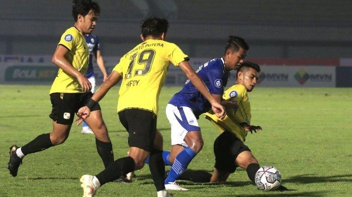 Febri Hariyadi mencoba melewati sejumlah pemain lawan di laga Persib Bandung Vs Barito Putera.