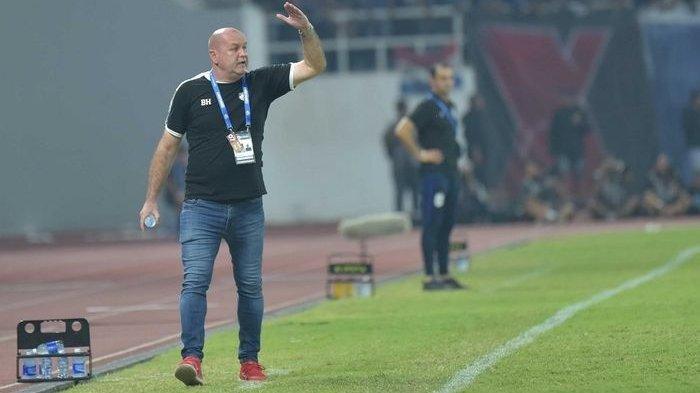 Pelatih Persib Bandung, Bojan Hodak, bereaksi saat berhadapan dengan PSIS Semarang di pekan kesembilan Liga 1 2023-2024 di Stadion Jatidiri, Semarang, Minggu (20/8/2023).