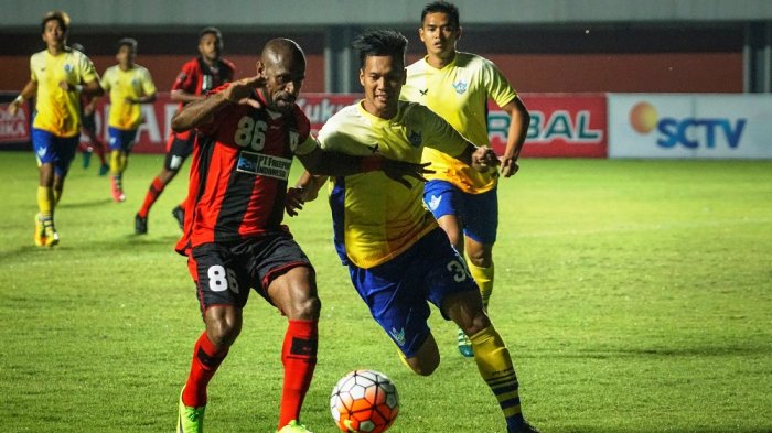 Striker Persipura Boaz Solossa (kiri) berebut bola dengan pemain Persegres Jeki Arisandi dalam laga Piala Presiden di Stadion Maguwoharjo, Sleman, Kamis (9/2/2017).