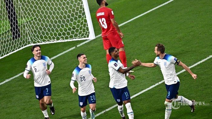 Penyerang Inggris Marcus Rashford (C) merayakan dengan (dari kiri) Penyerang Inggris Jack Grealish (7), Penyerang Inggris Phil Foden (2) dan Penyerang Inggris Harry Kane (9) setelah ia mencetak gol kelima Inggris selama pertandingan sepak bola Grup B Piala Dunia 2022 Qatar antara Inggris dan Iran di Stadion Internasional Khalifa di Doha pada 21 November 2022. (Anne-Christine POUJOULAT/AFP)