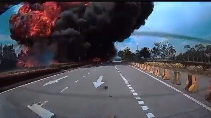 Detik-detik pesawat kecelakaan meledak di jalan tol