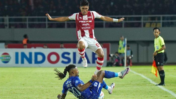Pesepak bola Persis Solo, Ramadhan Sananta (atas) menghindari tekel pesepak bola PSIS Semarang, Carlos Fortes (bawah) dalam lanjutan Liga 1 pekan 12 antara Persis Solo vs PSIS Semarang di Stadion Manahan, Solo, Sabtu (16/9/2023) malam.