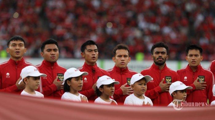 Pesepak bola Timnas Indonesia menyanyikan lagu Indonesia Raya sebelum menghadapi Timnas Thailand dalam pertandingan Grup A Piala AFF 2022 di Stadion Utama Gelora Bung Karno (SUGBK), Jakarta, Kamis (29/12/2022).