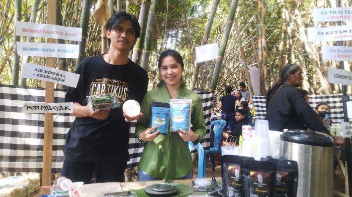 Sejumlah pelaku UMKM menunjukkan beragam makanan tradisional yang dipasarkan dalam festival jajanan jadul Pasar Sorpring oleh Rumah Khalwat dan Balai Budaya Rejosari (RKBBR) Kecamatan Dawe, Kabupaten Kudus, Sabtu (19/8/2023).