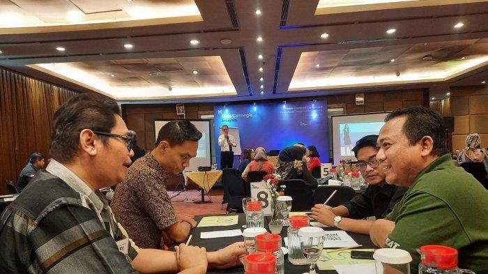 Para peserta mengikuti 