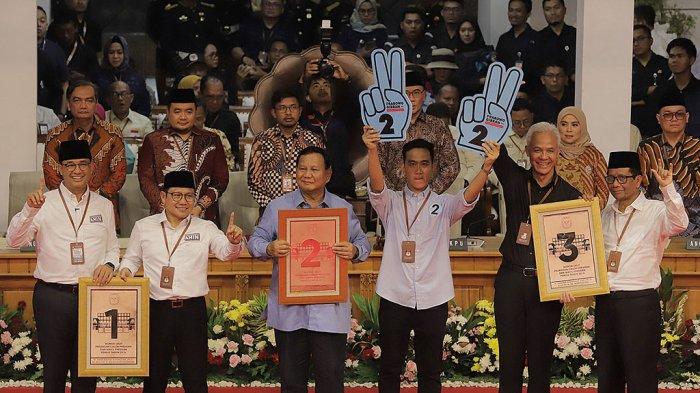 Pasangan Calon Presiden dan Wakil Presiden Anies Baswedan dan Muhaimin Iskandar, Prabowo Subianto dan Gibran Rakabuming Raka, Ganjar Pranowo dan Mahfud MD foto bersama usai pengambilan nomor urut Capres dan Cawapres 2024 di halaman Gedung KPU RI, Jakarta Pusat, Selasa (14/11/2023). Hasil pengundian nomor urut pasangan Capres dan Cawapres yaitu Anies Baswedan dan Muhaimin Iskandar mendapat nomor 1, Prabowo Subianto dan Gibran Rakabuming Raka mendapat nomor urut 2, Ganjar Pranowo dan Mahfud MD mendapat nomor urut 3. Tribunnews/Jeprima
