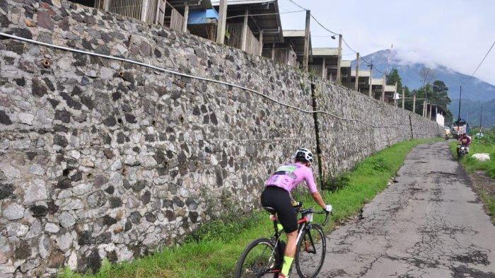 Peserta Tour de Borobudur melewati tanjakan Nepal van Java
