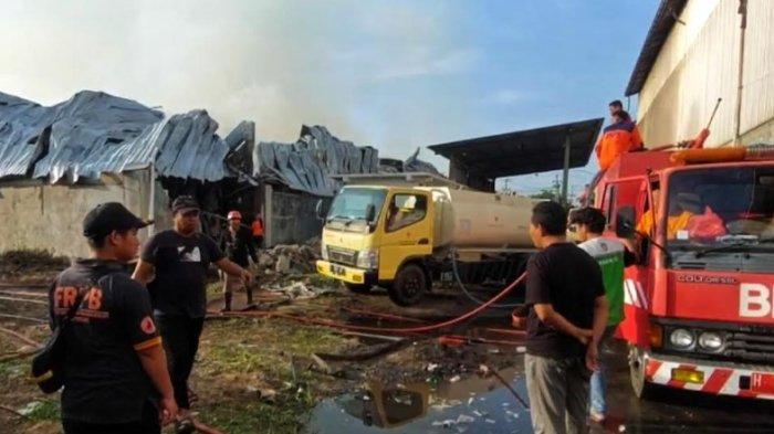 Petugas Pemadam Kebakaran dan Relawan berusaha memadamkan titik api di Pabrik Kertas Kudus.