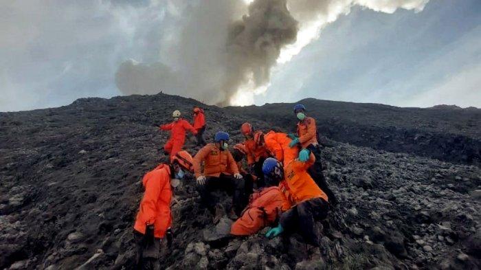 Foto ini diambil pada 4 Desember 2023 dan dirilis pada 5 Desember 2023 oleh Badan Pencarian dan Pertolongan Nasional (BASARNAS), menunjukkan petugas penyelamat sedang mengevakuasi salah satu korban dari lereng Gunung Marapi di Sumatra Barat. Ratusan petugas penyelamat Indonesia berlomba pada 5 Desember untuk menemukan 10 pendaki yang hilang setelah letusan gunung berapi yang menewaskan 13 orang.
Foto Kiriman / BASARNAS / AFP