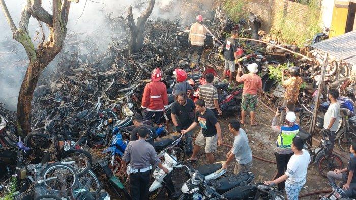 Petugas saat memadamkan api yang membakar tempat penyimpanan barang bukti di Pos Lantas Grogol Sukoharjo, Jumat (1/7/2023) sore. Api tampak sudah padam.
 