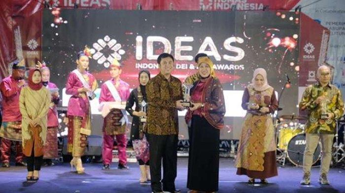 Plt. General Manager of Communication & Legal PT Semen Gresik, Ahmad Jibril, menerima penghargaan Silver Winner pada ajang The 2nd Indonesia DEI & ESG (IDEAS) 2023 kategori Program Kehumasan Strategis berbasis praktik ESG, Sub-Kategori Hubungan dengan Masyarakat di Urbanview Hotel Belitung Lodge Resto, Air Selumar, Sijuk, Kabupaten Belitung (4/8).