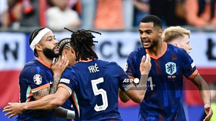 Penyerang Belanda #11 Cody Gakpo (kanan) merayakan bersama penyerang Belanda #10 Memphis Depay (kiri) dan bek Belanda #05 Nathan Ake setelah mencetak gol penyeimbang pada pertandingan sepak bola Grup D UEFA Euro 2024 antara Polandia dan Belanda di Volksparkstadion di Hamburg pada 16 Juni 2024.