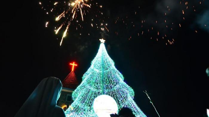 Indahnya pohon Natal membuat umat tak segera membubarkan diri. Tak sedikit dari mereka yang menyempatkan diri untuk selfie terlebih dahulu, bersama keluarga atau kolega.
