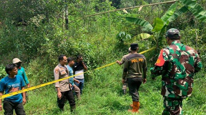 Garis polisi terpasang di lokasi penemuan kerangka manusia di Kampung Liud, Desa Curug, Kecamatan Jasinga, Kabupaten Bogor, Jawa Barat.