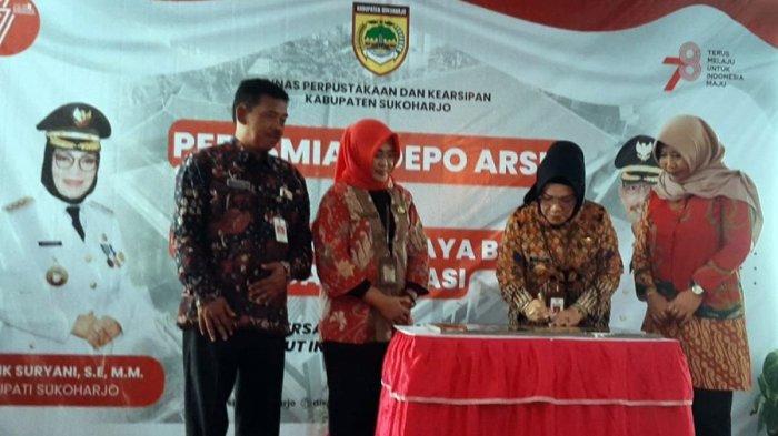 Bupati Sukoharjo, Etik Suryani menandatangani prasasti peresmian Gedung Depo Arsip Disarpus Kabupaten Sukoharjo, Kamis (24/8/2023).