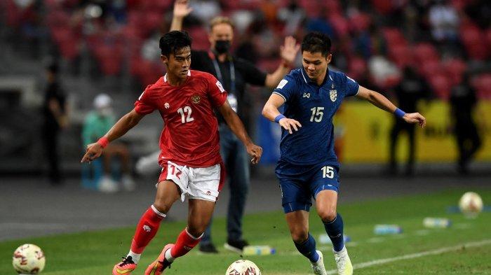 Pemain Timnas Indonesia, Pratama Arhan Alif Rifai, menggiring bola melewati pemain Thailand, dalam leg kedua final Piala AFF 2020, Sabtu (1/1/2022).